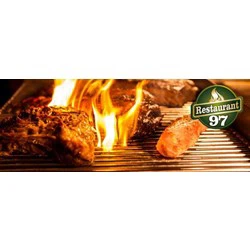 Kød grilles over åben ild på en grill, med et Restaurant 97-logo i øverste højre hjørne.